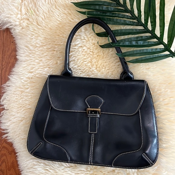 Black Shoulder Bag/ 100% Leather/ Great style & Shaped/ Gold Hardware - Picture 1 of 7